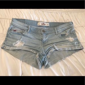 Size 5 CUTE LIGHT WASH DISTRESSED SHORTS 💙